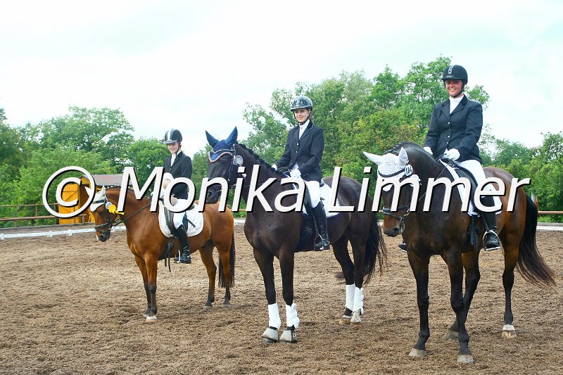 109M4169_E Dressur.jpg - Turnier Wernstein, Platzierung Dressur Klasse E  von links , Pauline Pöhlmann mit Good lucky boy RFV Kulmbach e. V., Laura Blei mit Romeo vom RC Schloß Wernstein, Carmen Röttgen mit Williams von den PF Kulmbach/ Neufang e. V. Foto Monika Limmer